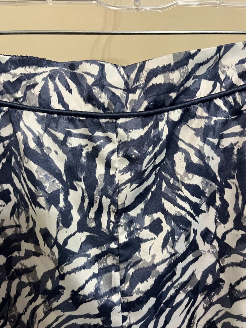 BCBGMAXAZRIA Shorts Resortwear Quiet Luxury Satin Feel XL - Picture 3 of 10